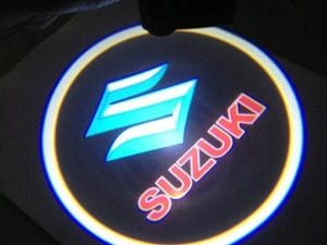 Proiectoare Portiere cu Logo Suzuki PREMIUM